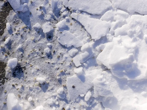 Beyaz Kar Buz Gri Asfalt Zemin Üzerine — Stok fotoğraf