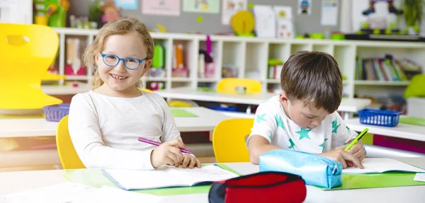 Güzel çocuklar okulda eğlenirken sınıfta öğreniyorlar.