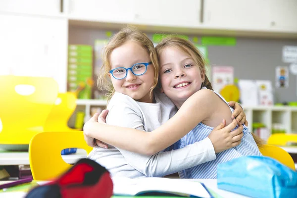 Twee Schoolmeisjes Omarmen Tonen Duimen Omhoog Klas — Stockfoto