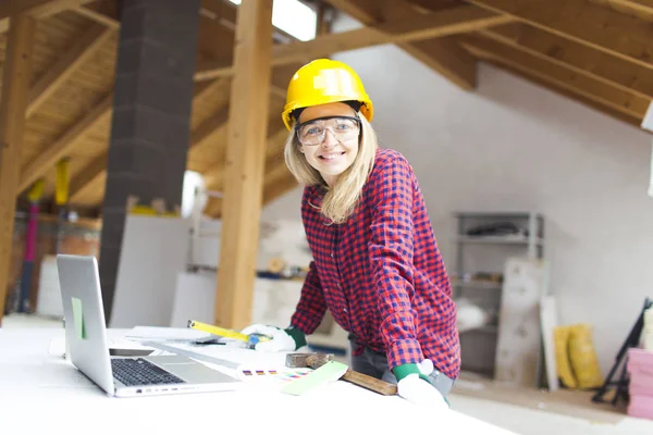 Blonde Woman Yellow Helmet Green Gloves Planning Expansion Loft — 스톡 사진