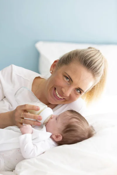 Jovem Bela Mãe Está Alimentando Sua Filha Bebê Bonito Com — Fotografia de Stock