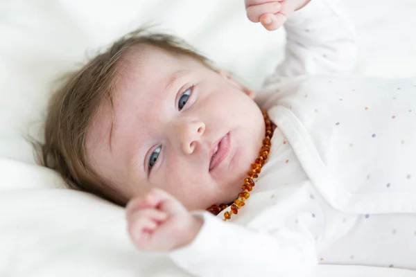Monate Altes Schönes Süßes Baby Mit Bernsteinkette Stockfoto