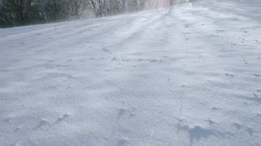 güneşli kış sabahında karla kaplı beyaz dağ 