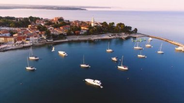 Gündoğumu, Novigrad içinde yat limanının havadan görünümü