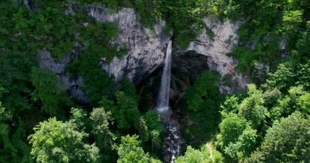 Vuelo Drones Sobre Una Cascada Gigante Llamada Cascada Wildensteiner Austria — Vídeo de stock