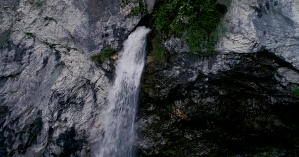 vol de drone au-dessus d'une cascade géante appelée cascade Wildensteiner en Autriche 