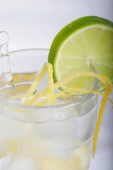 studené letní drink s citronem a limetkou ve skle, detail 