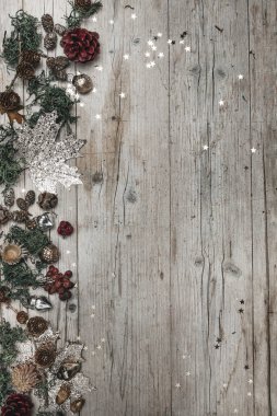 Ahşap arka plan üzerinde neşeli Noel kompozisyon