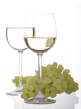 beyaz şarap ve üzüm beyaz zemin üzerine izole iki kadehlerin yakın çekim 