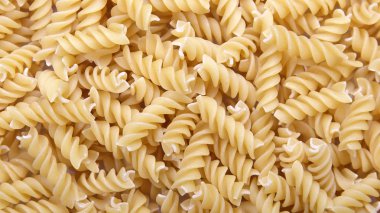 sarı pişmemiş İtalyan fusilli makarna yığını, yakın çekim 