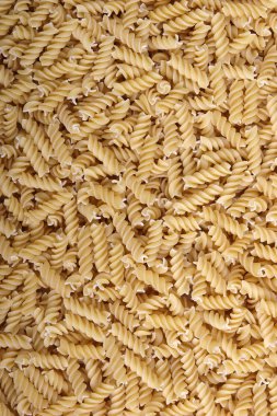 sarı pişmemiş İtalyan fusilli makarna yığını, yakın çekim 