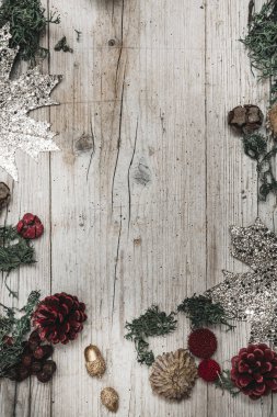 Ahşap arka plan üzerinde neşeli Noel kompozisyon