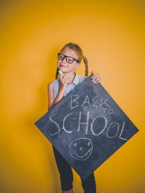 blackboard kelimelerle okula ayak bağı ve bir kenara seyir gözlük ile dalgın sarışın kız 