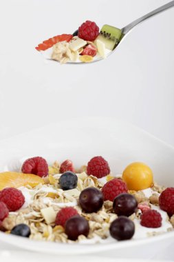 kaşık müsli ve çilek, kahvaltı konsepti ile 