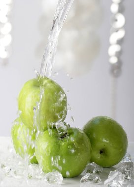 Olgun yeşil elma dökülen su yakın çekim  