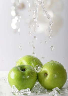 yeşil elma, yığının üstüne dökülen su yakın çekim  