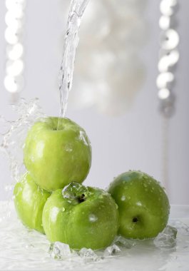 yeşil elma, yığının üstüne dökülen su yakın çekim  