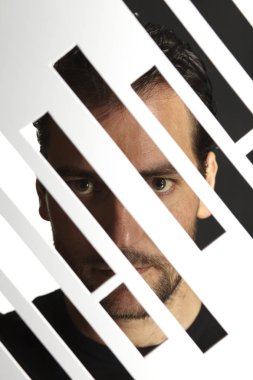 geometrik desen çerçevesi ile kamera bakıyor sakallı adam özenli portre, yakın çekim  