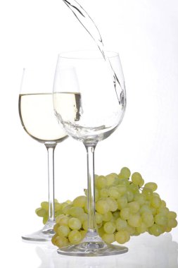 beyaz şarap kadehinin arka plan, üzüm ile dökme yakın çekim 