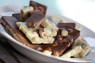 beyaz ve plaka üzerinde fındık ile sütlü çikolata yığın yakın çekim 