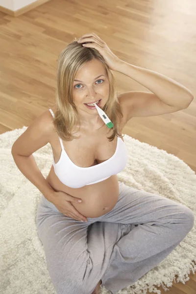 Gelukkig Zwangere Vrouw Zwanger Test Mond Zittend Vloer Thuis Houden — Stockfoto