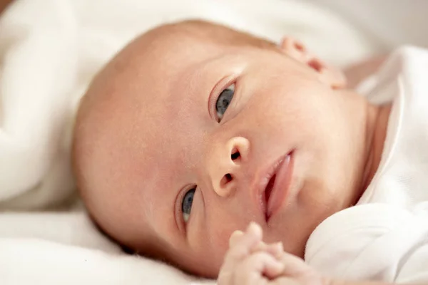 Bebé Siete Meses Acostado Sobre Ropa Cama Blanca Primer Plano —  Fotos de Stock