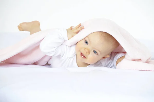 Bonito Bebê Sete Meses Idade Com Coverlet — Fotografia de Stock