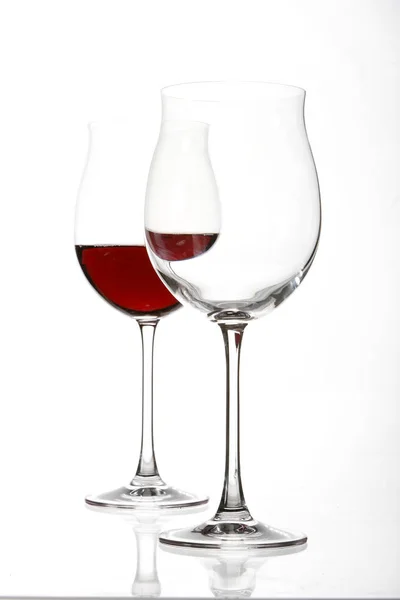 Leer Und Voll Mit Rotweingläsern Auf Weißem Hintergrund Nahaufnahme — Stockfoto