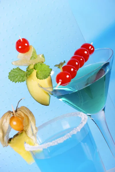 Blaue Cocktails Gläsern Mit Kirschen Und Obstdekoration Nahaufnahme — Stockfoto