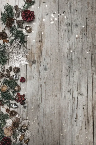 Ahşap arka plan üzerinde neşeli Noel kompozisyon