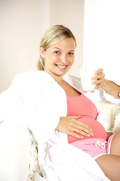 Mujer Embarazada Rubia Ropa Casual Bebiendo Leche Vidrio Sentada Sillón — Foto de Stock