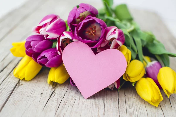 Рожеві Жовті Тюльпани Порожнім Паперовим Серцем Дерев Яному Столі Крупним — стокове фото