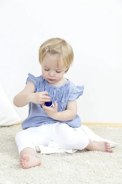 Küçük Tatlı Sarışın Kız Mavi Şişeyle Oynuyor Çocuk Odasında Yerde — Stok fotoğraf