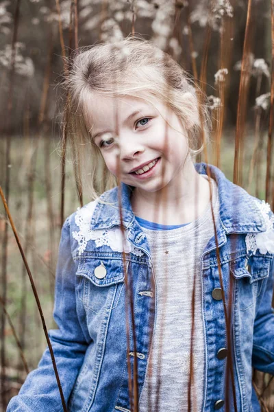 Щаслива Маленька Красива Дівчинка Посміхається Дивиться Камеру Позує Природі — стокове фото