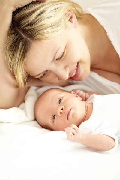 Feliz Joven Relajándose Con Hija Siete Meses Edad —  Fotos de Stock