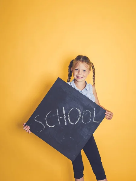 Écolière Blonde Tenant Tableau Noir Avec École Mot Posant Devant — Photo