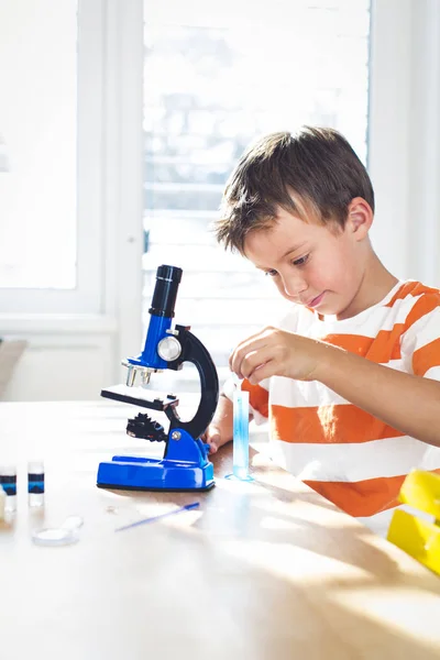 Niño Haciendo Experimento Químico Con Tubo Ensayo Cerca Del Microscopio — Foto de Stock