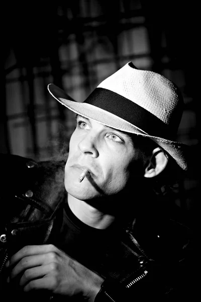 Πορτρέτο Του Όμορφος Νέος Άνθρωπος Καπέλο Καπνίσματος Τσιγάρο Σκοτεινό Φόντο — Φωτογραφία Αρχείου