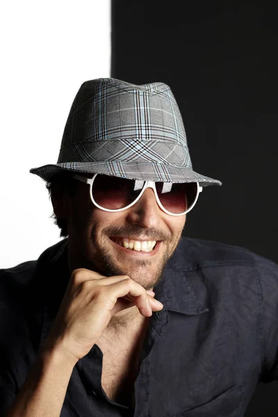 Retrato Hombre Guapo Sombrero Gafas Sol Dentadura Sonriendo Sobre Fondo — Foto de Stock