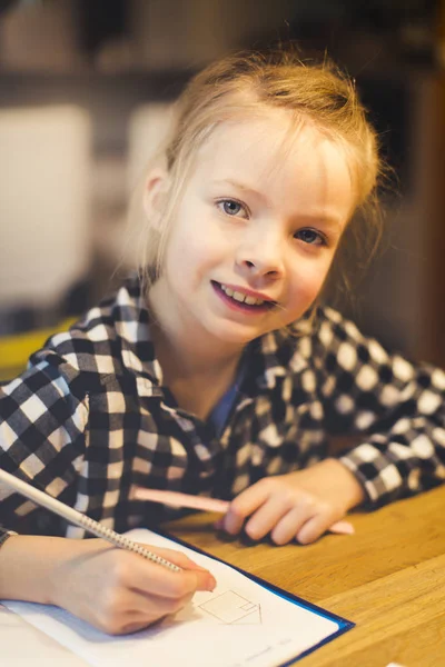 Όμορφη Ξανθιά Κοπέλα Κάνει Σχολική Εργασία Ενώ Κάθεται Στο Τραπέζι — Φωτογραφία Αρχείου