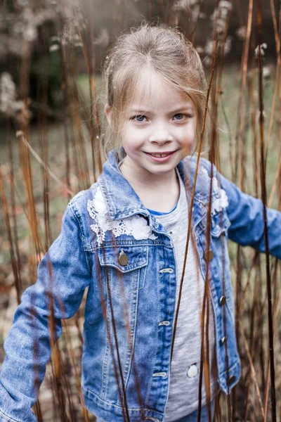 快乐的小美丽的女孩微笑着 看着相机 而摆姿势在大自然 — 图库照片