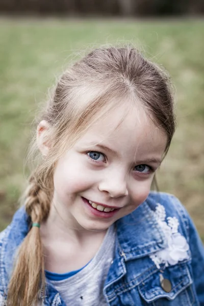 Gelukkig Mooi Meisje Glimlachend Camera Kijken Terwijl Poseren Aard — Stockfoto