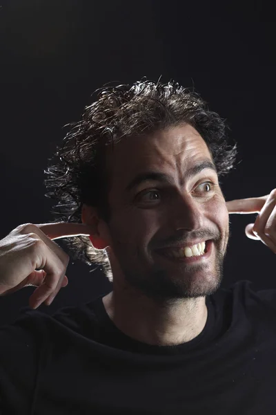 Potret Pria Berjenggot Tampan Meletakkan Jari Telinga Pada Latar Belakang — Stok Foto