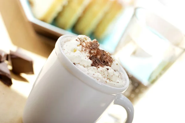 Witte Koffiekopje Met Cappuccino Met Kaneel Bovenop Close — Stockfoto