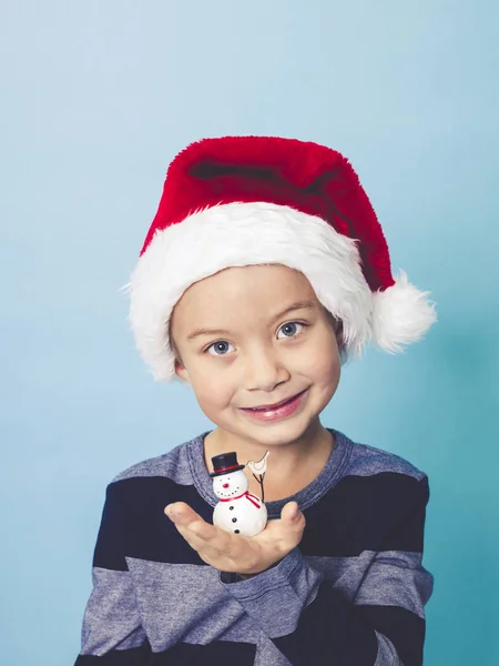 Kisfiú Kék Stúdió Háttér Fogalom Előtt Pózol Piros Santa Kalap — Stock Fotó