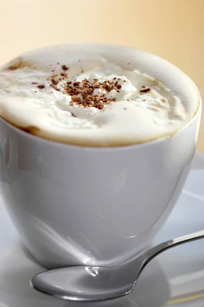 Koffie Met Pluizige Witte Schuim Kaneel Beker Close — Stockfoto