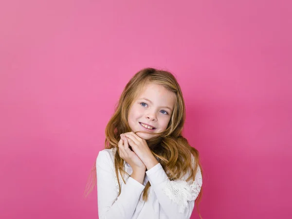 Retrato Menina Feliz Roupas Casuais Olhando Para Lado Sorrindo Fundo — Fotografia de Stock