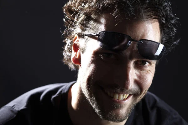 Retrato Hombre Divertido Gafas Sol Sonriendo Sobre Fondo Oscuro — Foto de Stock