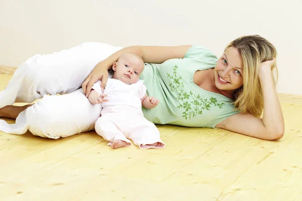 Feliz Madre Acostada Con Hija Siete Meses Suelo Madera — Foto de Stock