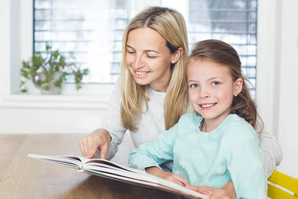 Mãe Com Livro Ensinando Filha Ler Casa — Fotografia de Stock